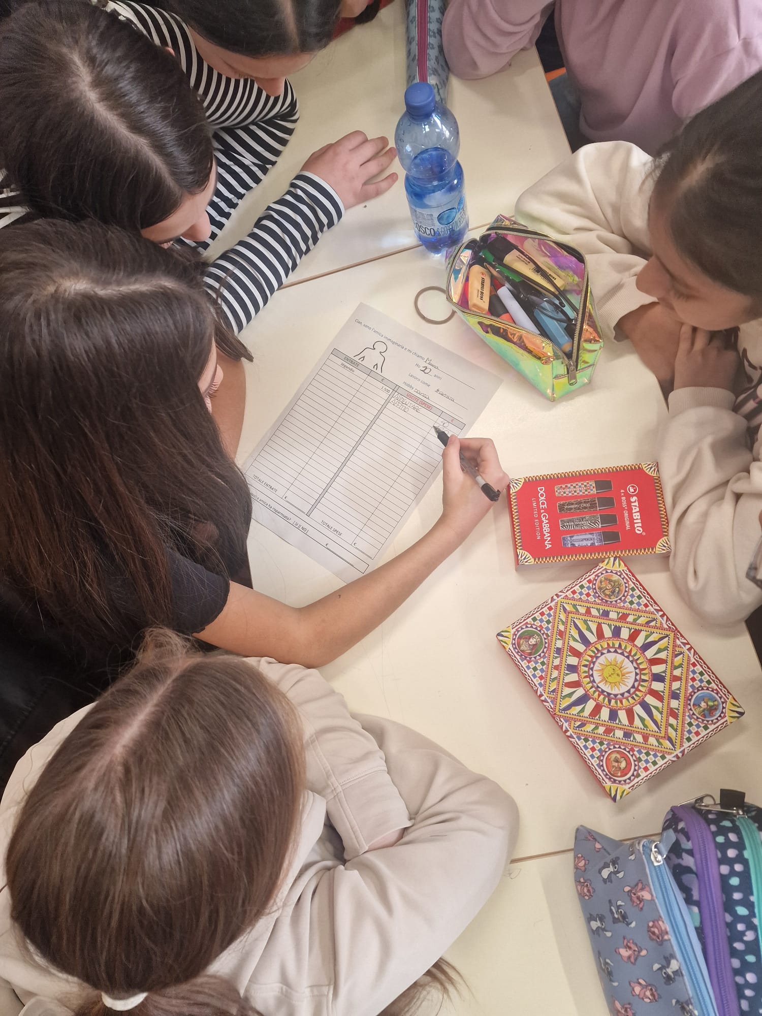 Bambini al lavoro intorno a un tavolo
